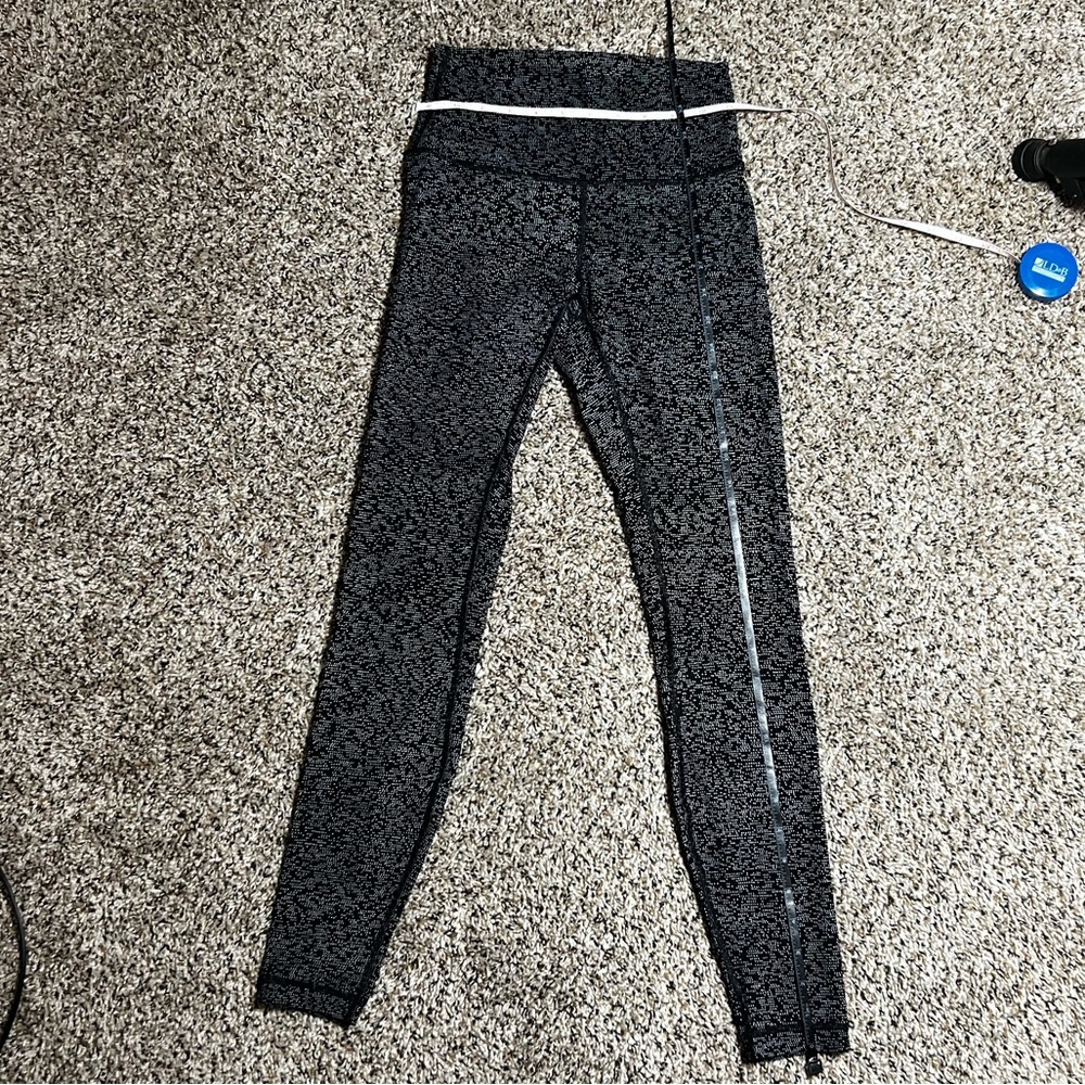Lululemon black legging with white dots sz 4